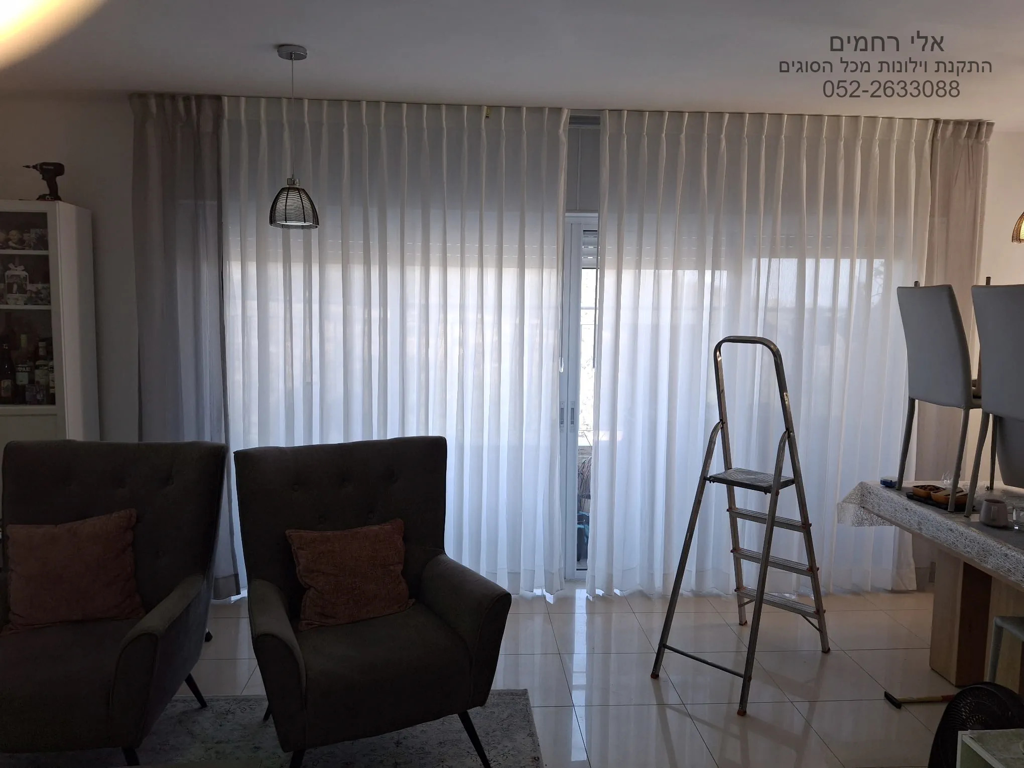 וילון בד שקוף חדש שנתפר והותקן בסלון בית פרטי